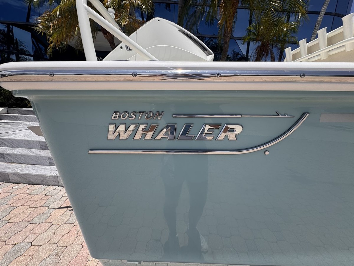 2027 Boston Whaler 210 Montauk 3
