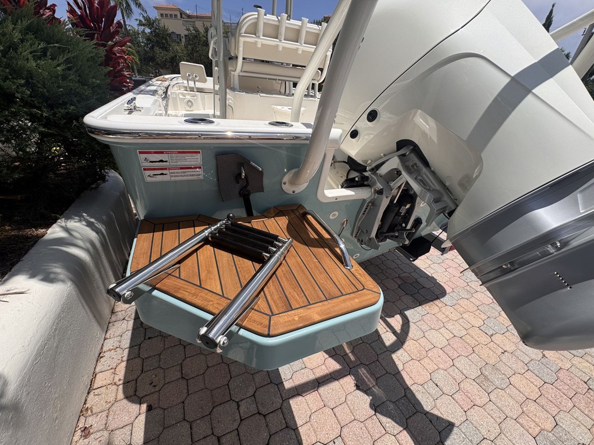 2027 Boston Whaler 210 Montauk 5