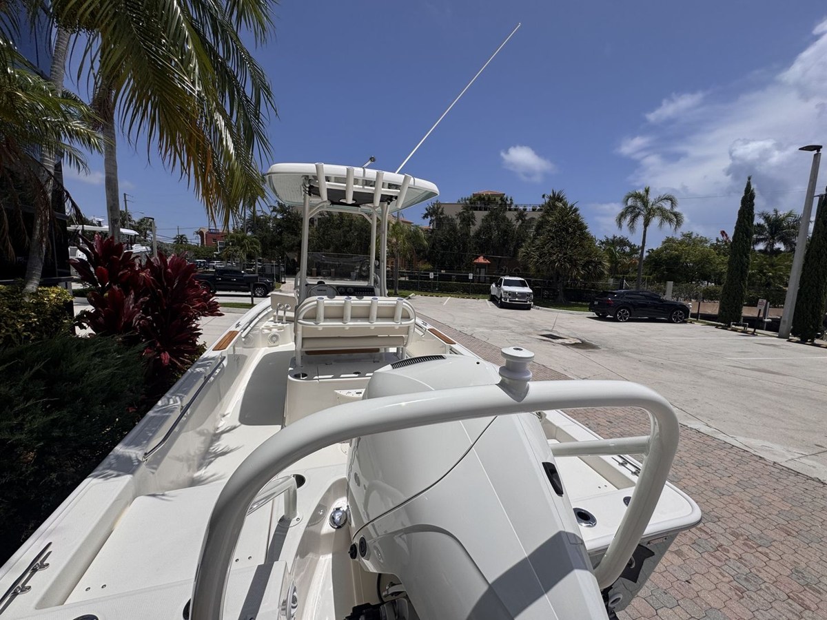 2027 Boston Whaler 210 Montauk 6