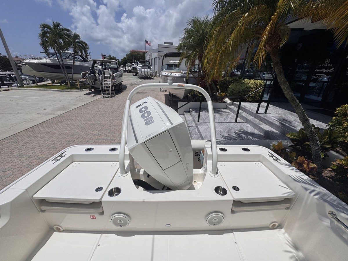 2027 Boston Whaler 210 Montauk 8