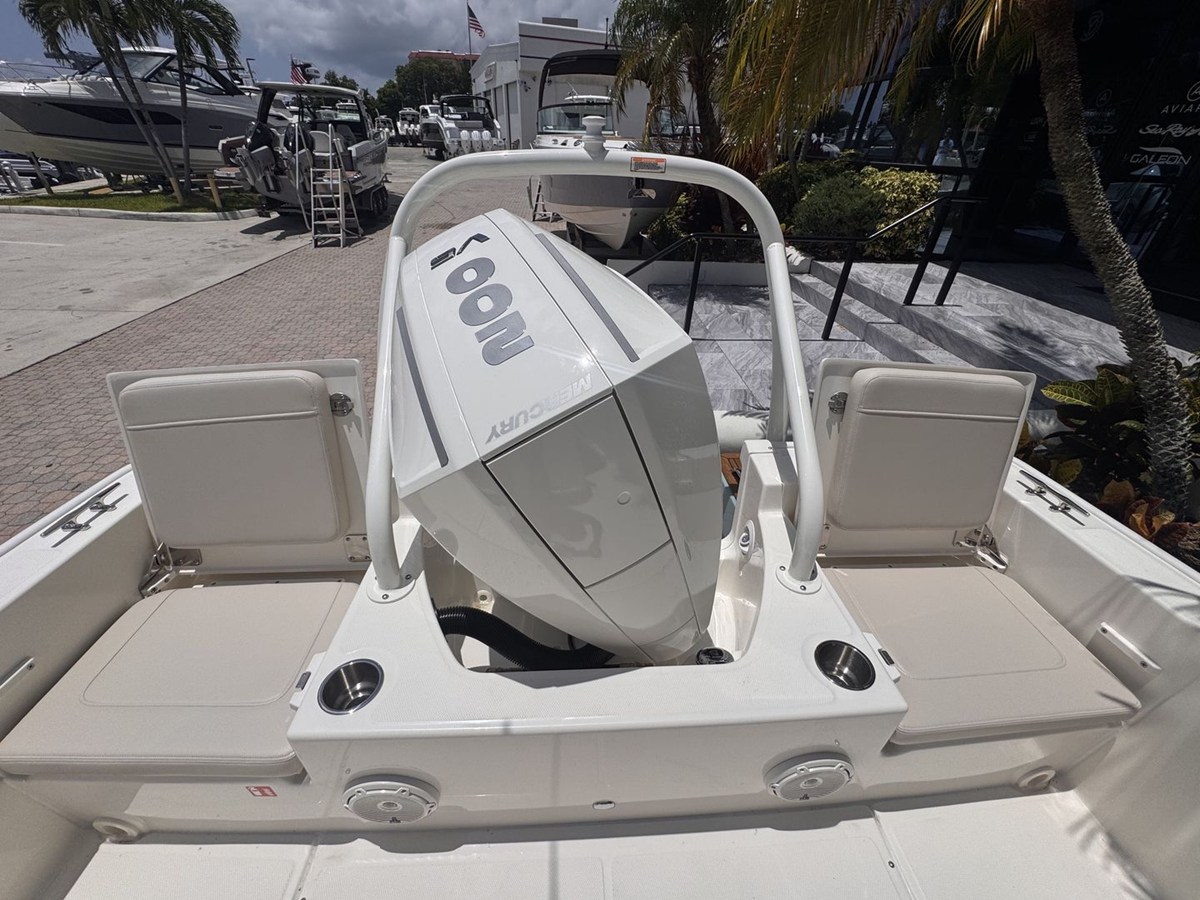 2027 Boston Whaler 210 Montauk 9