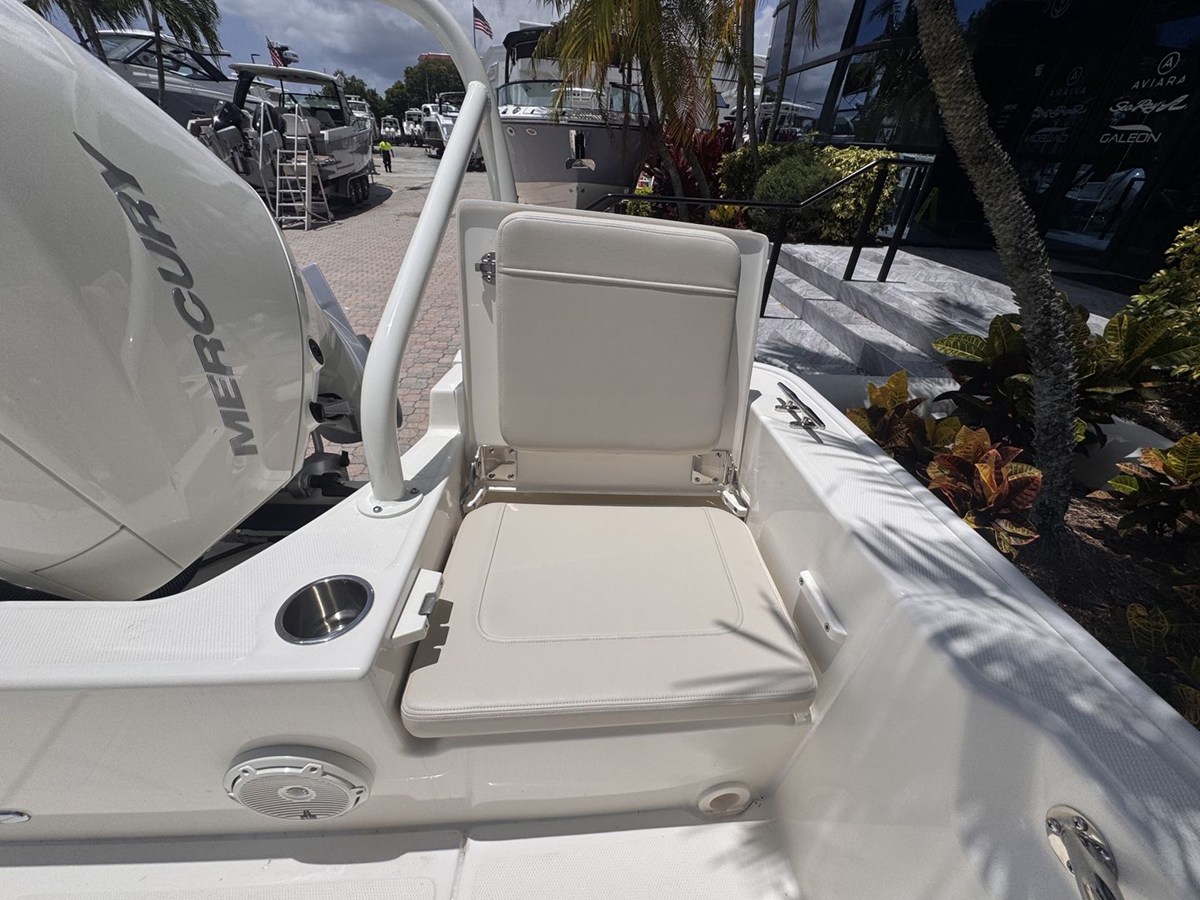 2027 Boston Whaler 210 Montauk 10
