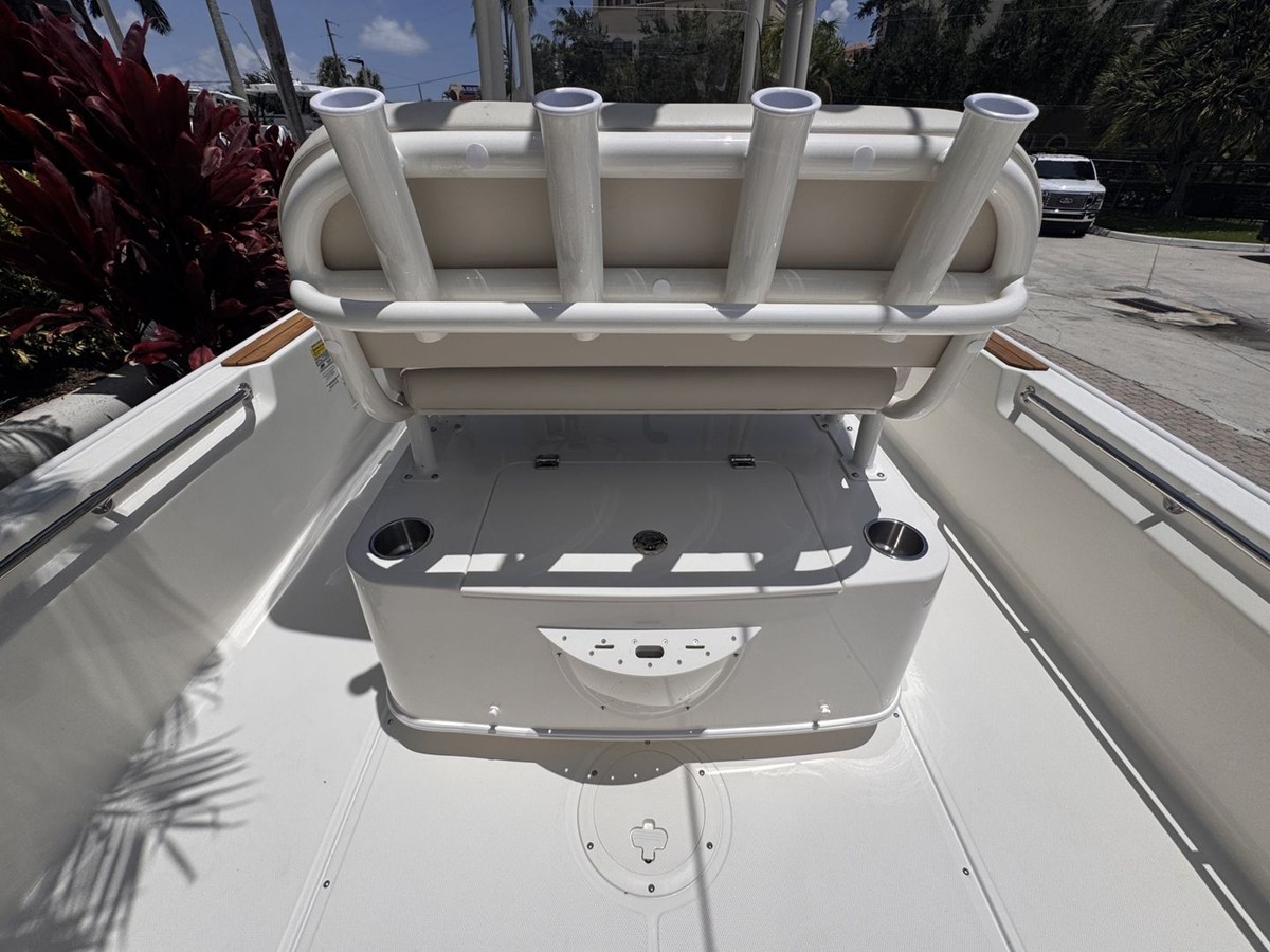 2027 Boston Whaler 210 Montauk 13