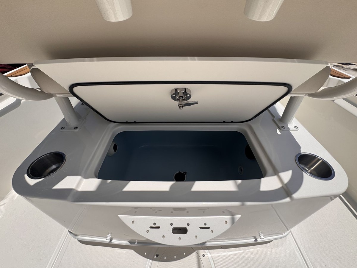 2027 Boston Whaler 210 Montauk 14