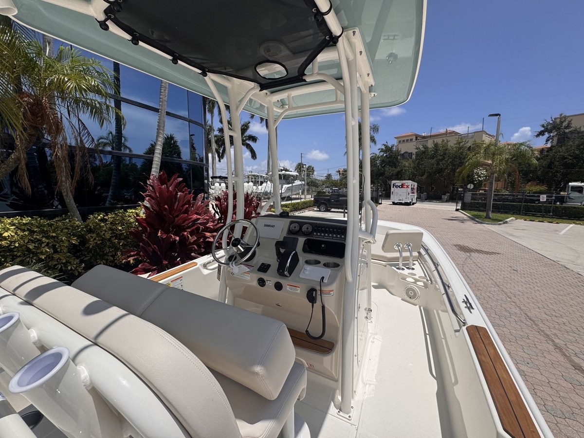 2027 Boston Whaler 210 Montauk 15