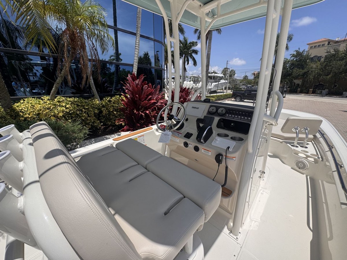 2027 Boston Whaler 210 Montauk 17