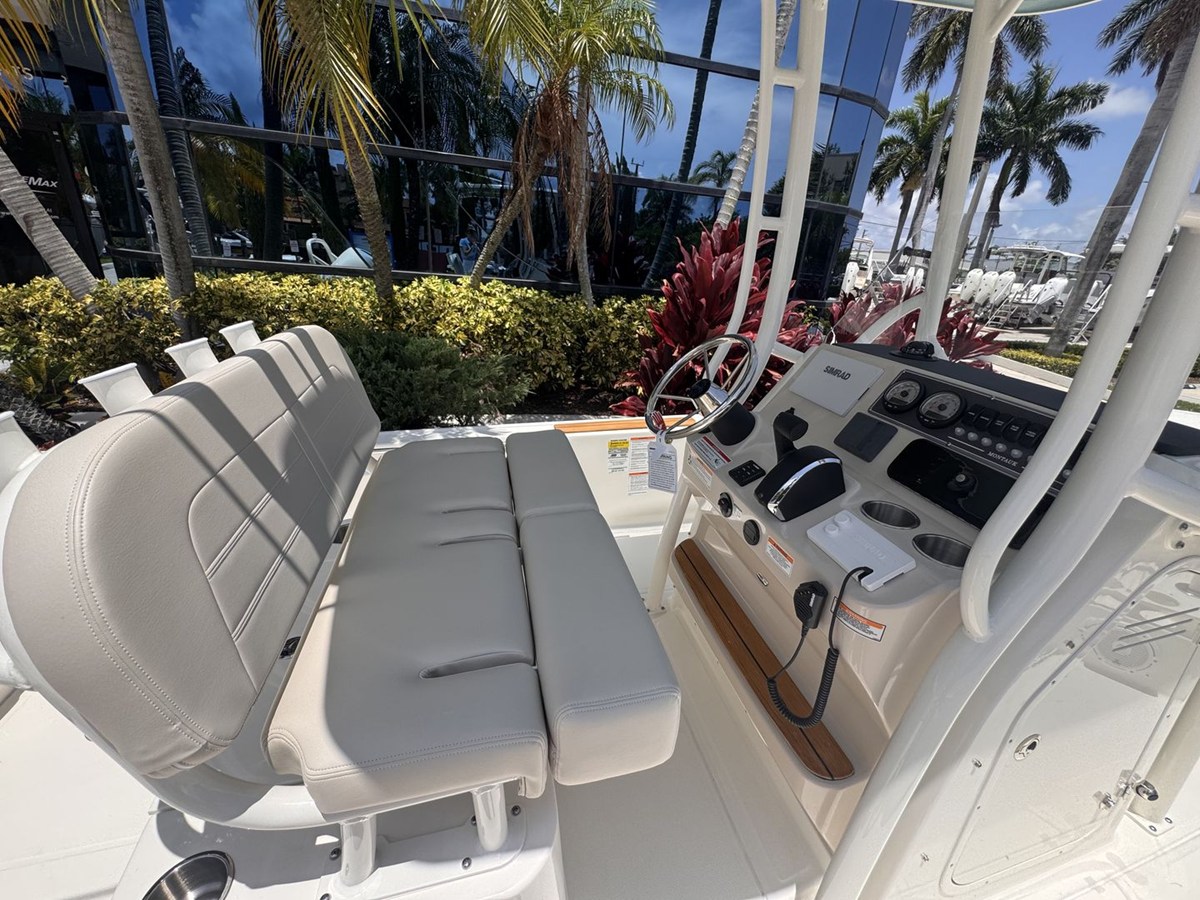 2027 Boston Whaler 210 Montauk 18