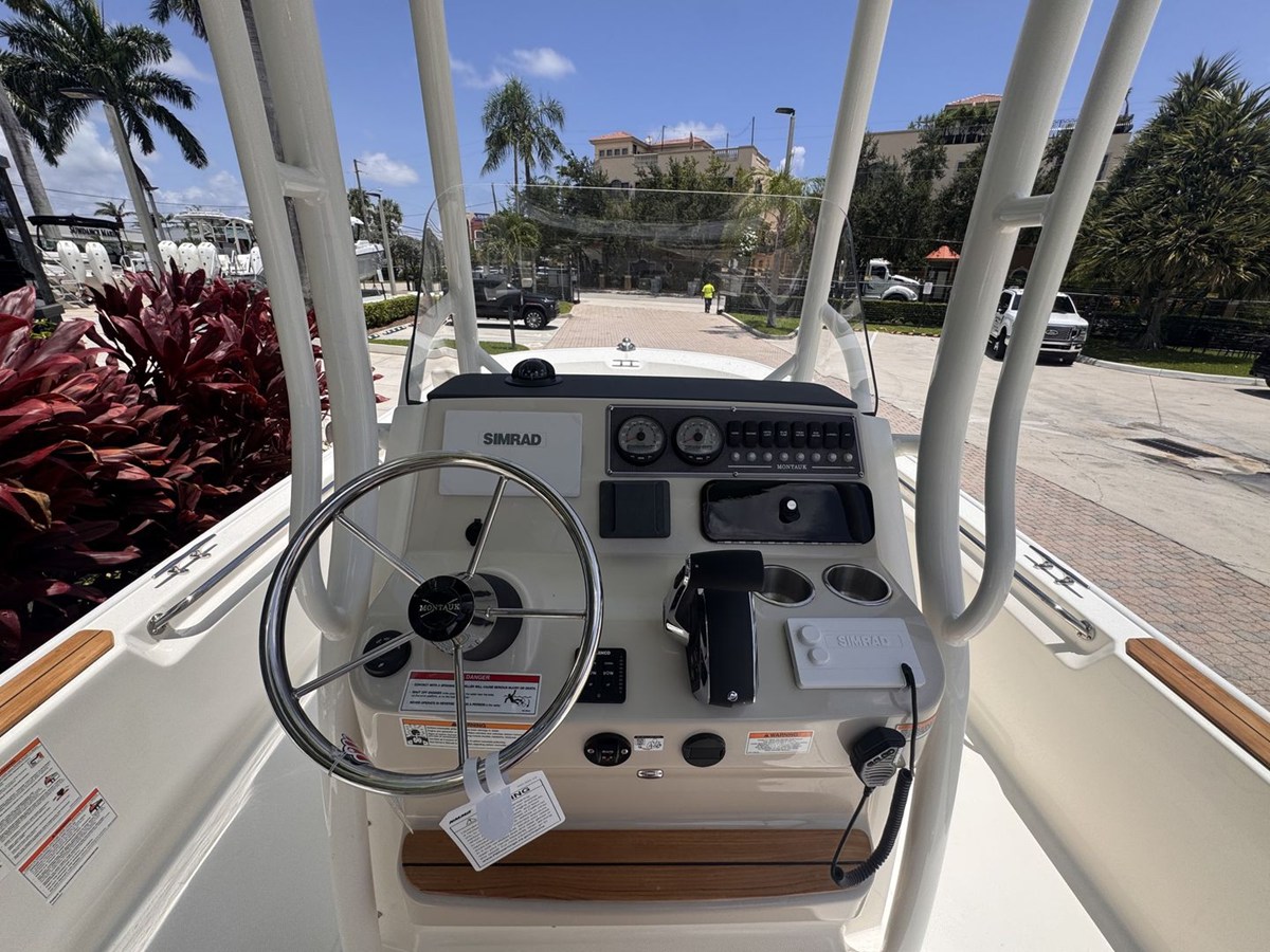 2027 Boston Whaler 210 Montauk 19