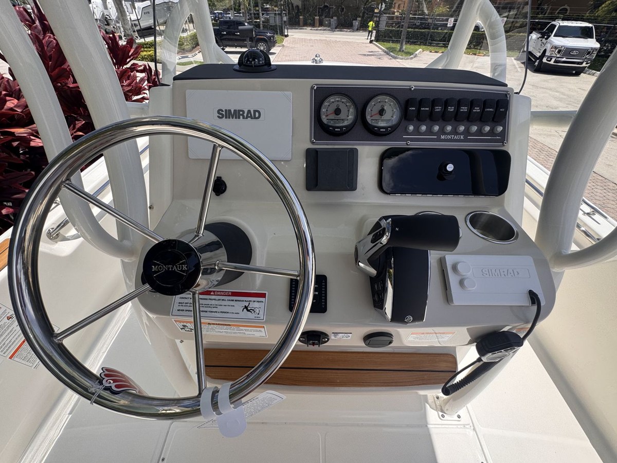 2027 Boston Whaler 210 Montauk 20