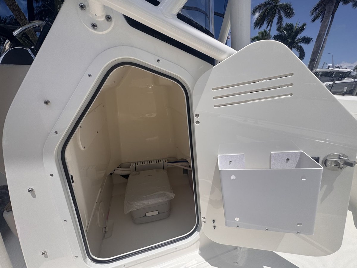 2027 Boston Whaler 210 Montauk 21