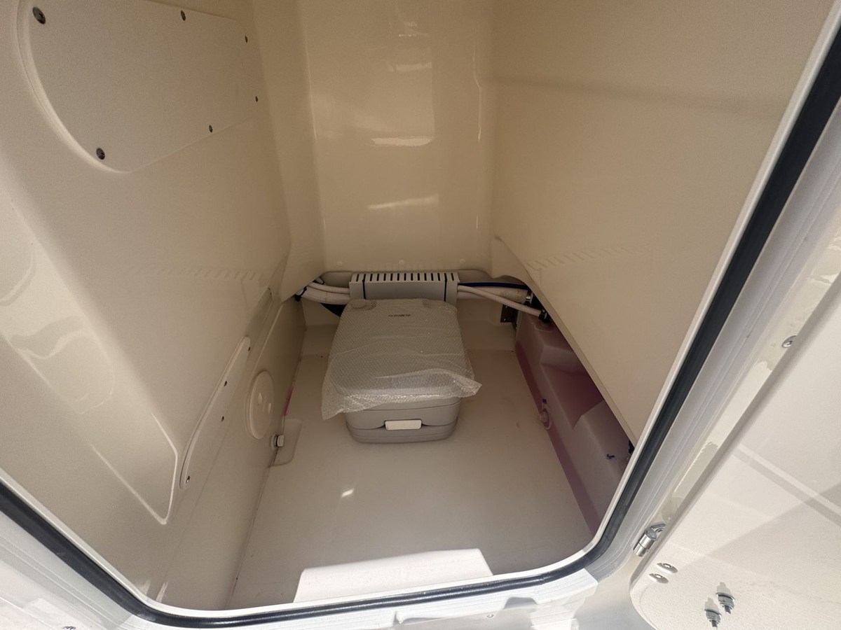 2027 Boston Whaler 210 Montauk 22