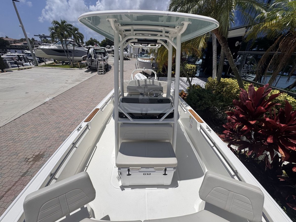 2027 Boston Whaler 210 Montauk 23