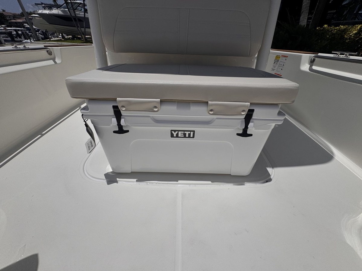 2027 Boston Whaler 210 Montauk 24