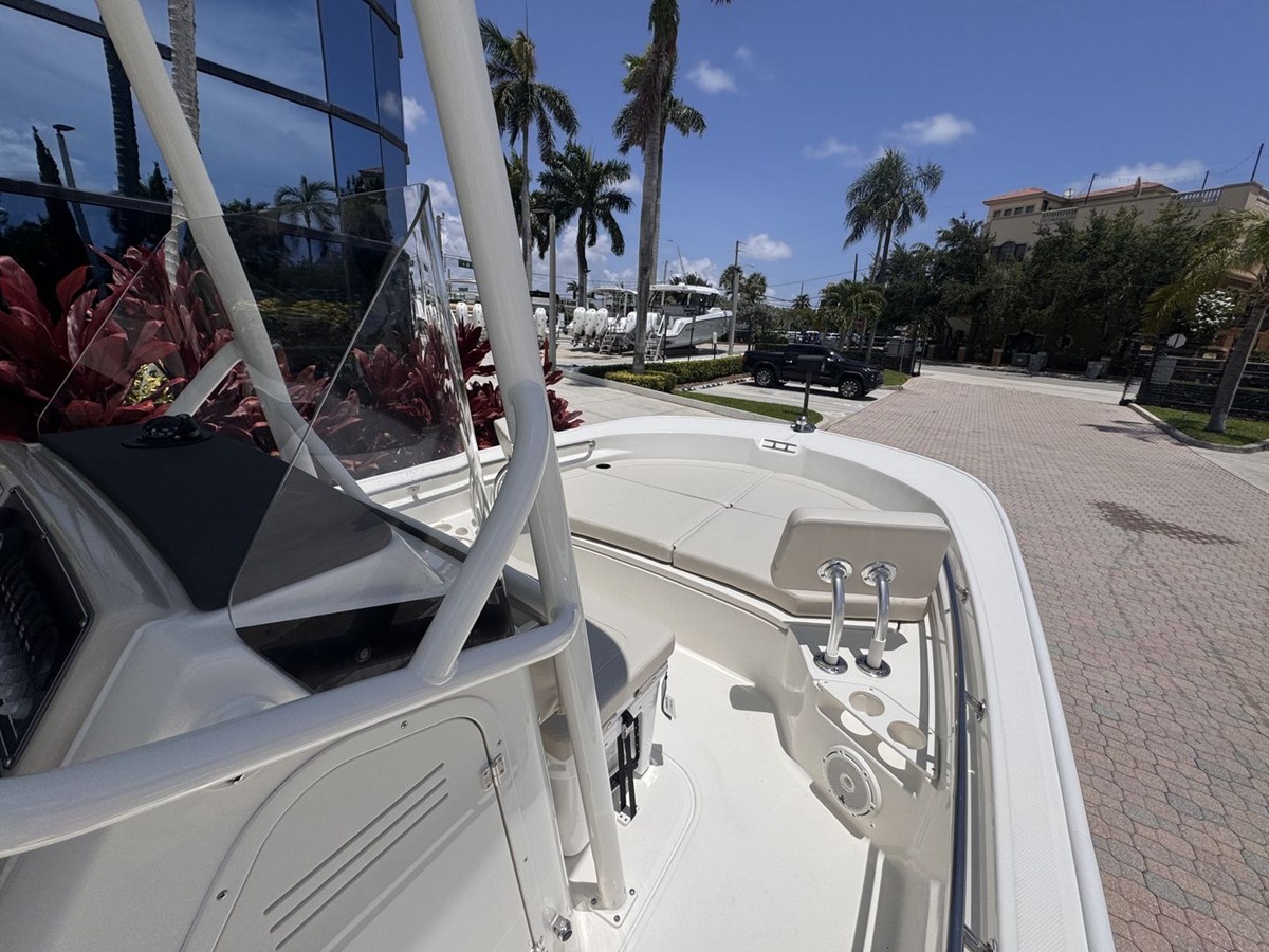 2027 Boston Whaler 210 Montauk 25