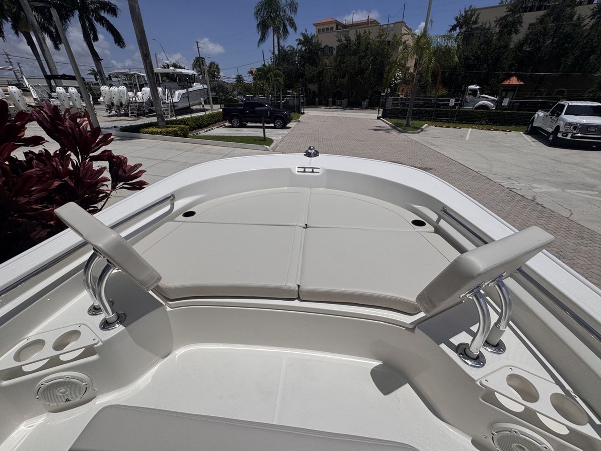 2027 Boston Whaler 210 Montauk 27