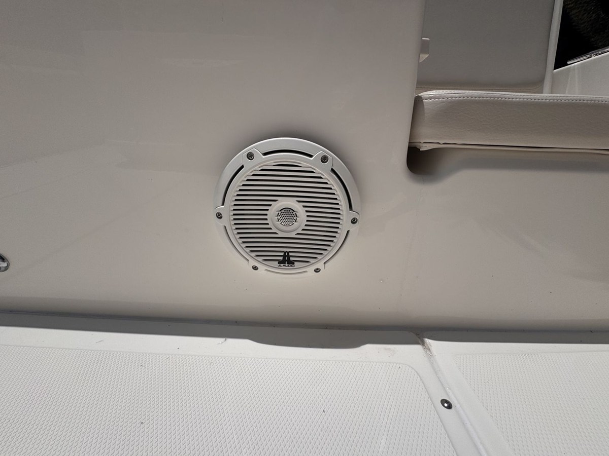 2027 Boston Whaler 210 Montauk 28