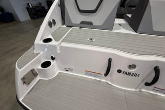 2026 Yamaha AR220 8