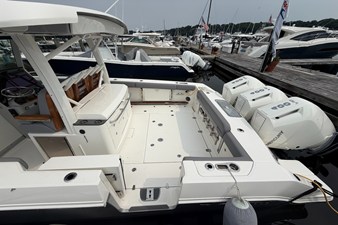 Boston Whaler 380 Outrage 7 2024 Boston Whaler 380 Outrage 8