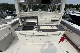 Boston Whaler 380 Outrage 9 2024 Boston Whaler 380 Outrage 10