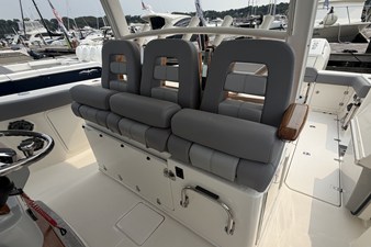 Boston Whaler 380 Outrage 12 2024 Boston Whaler 380 Outrage 13