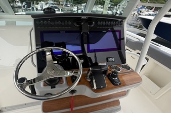 Boston Whaler 380 Outrage 14 2024 Boston Whaler 380 Outrage 15