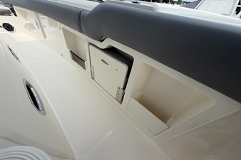 Boston Whaler 380 Outrage 19 2024 Boston Whaler 380 Outrage 20