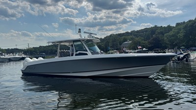 Boston Whaler 380 Outrage 28 2024 Boston Whaler 380 Outrage 29