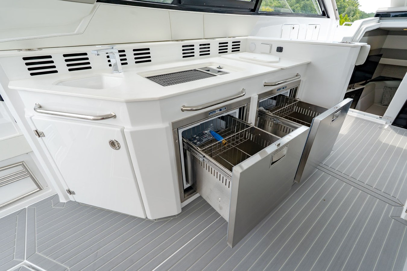 2027 Cruisers Yachts 42 GLS Outboard 25