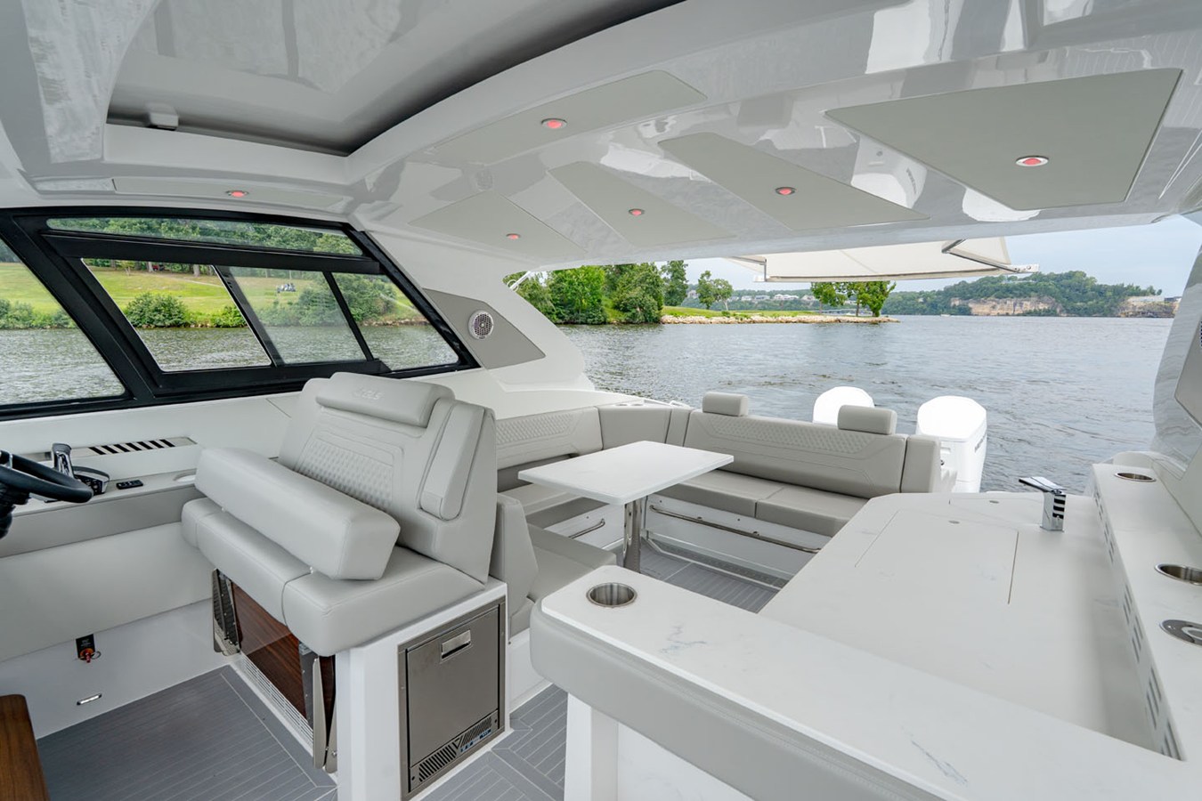 2027 Cruisers Yachts 42 GLS Outboard 28