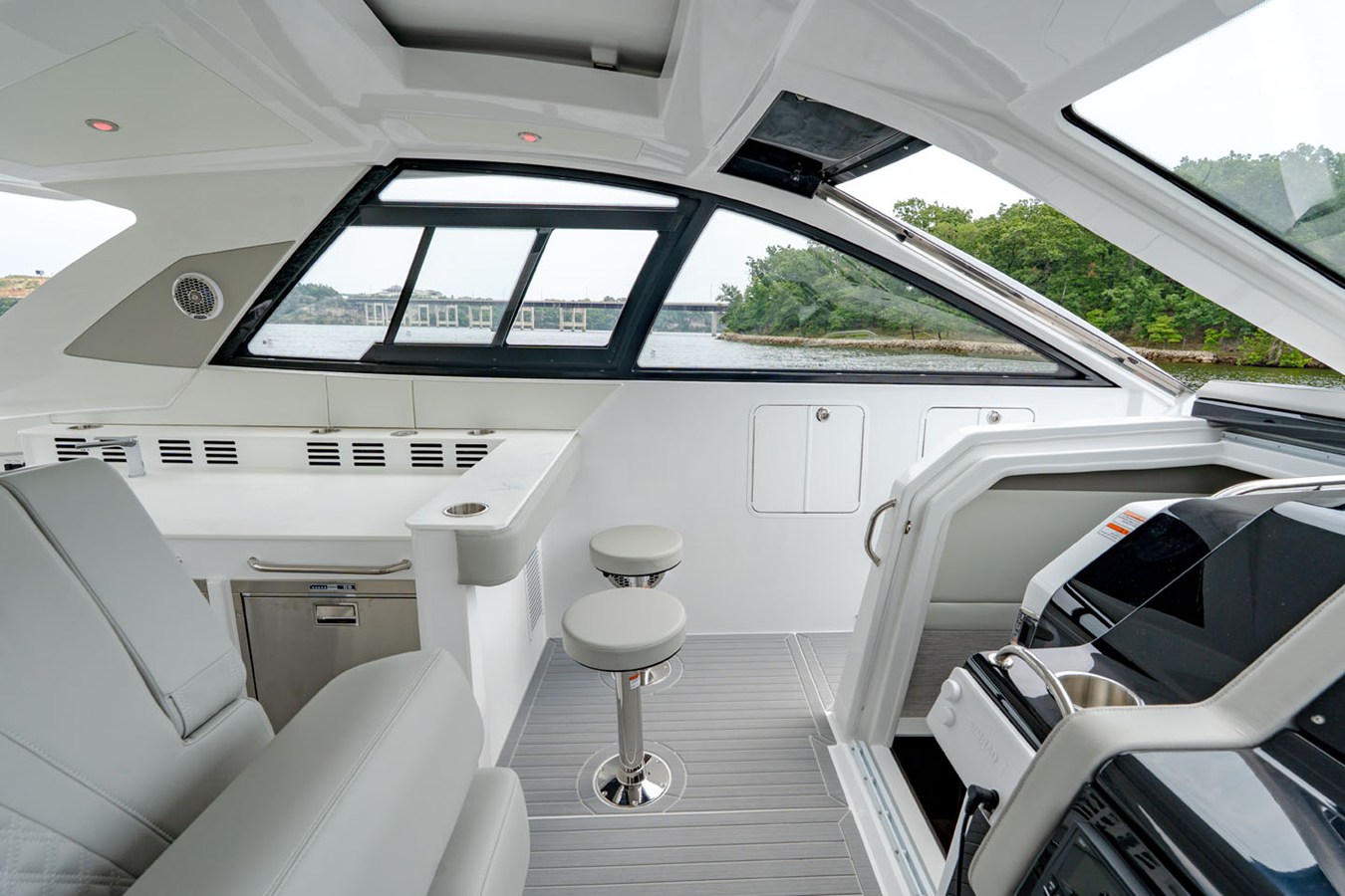 2027 Cruisers Yachts 42 GLS Outboard 31