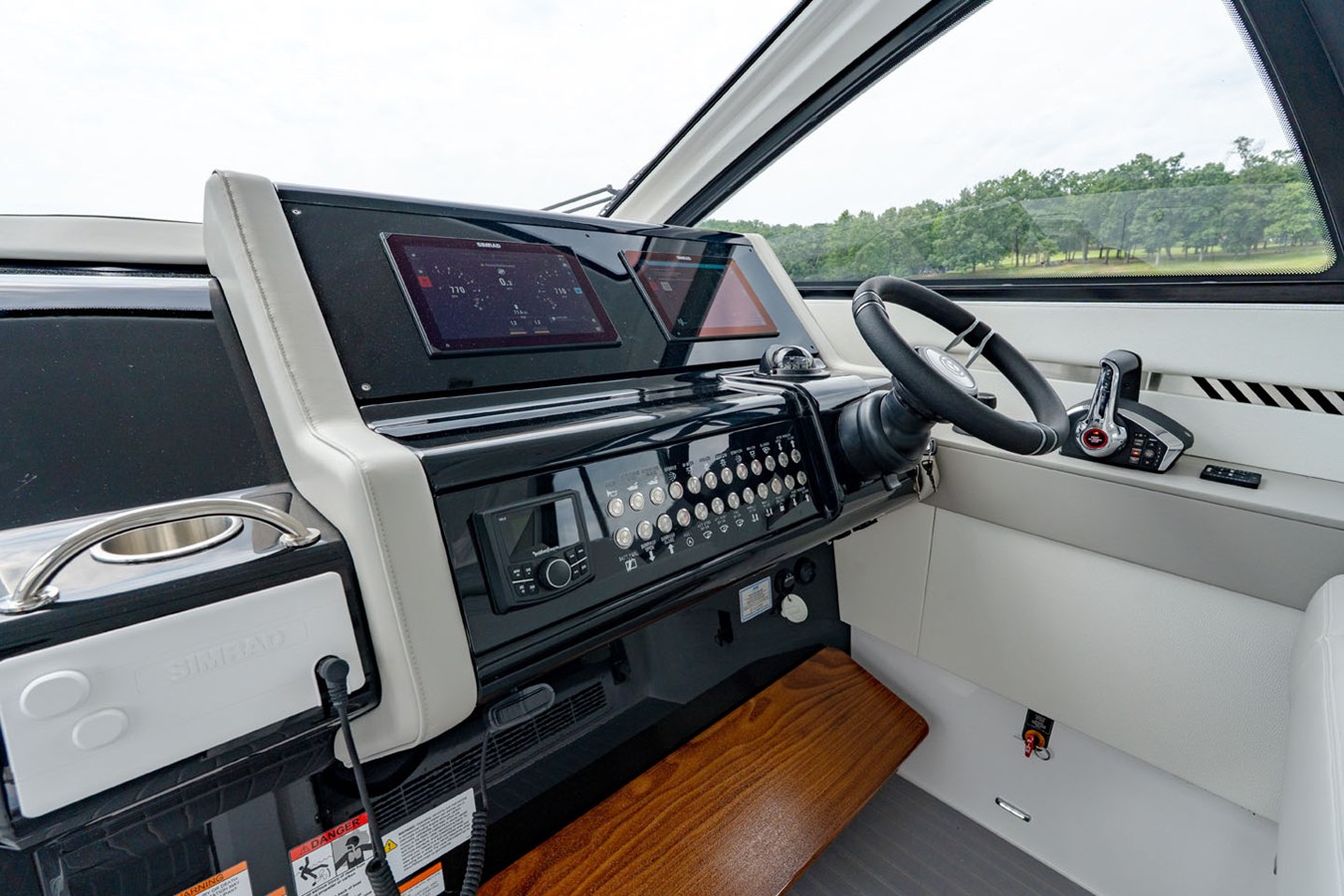 2027 Cruisers Yachts 42 GLS Outboard 32