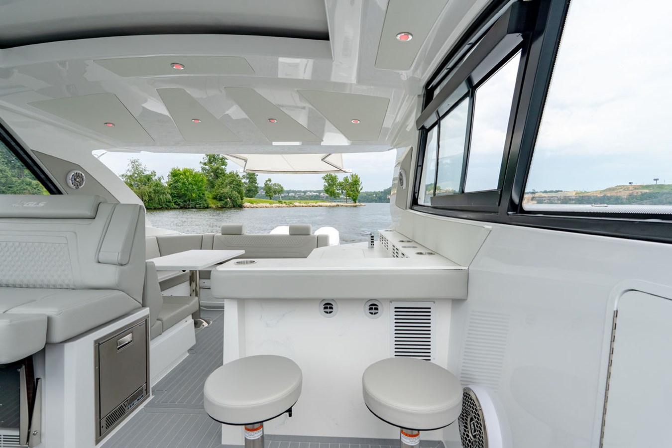 2027 Cruisers Yachts 42 GLS Outboard 34