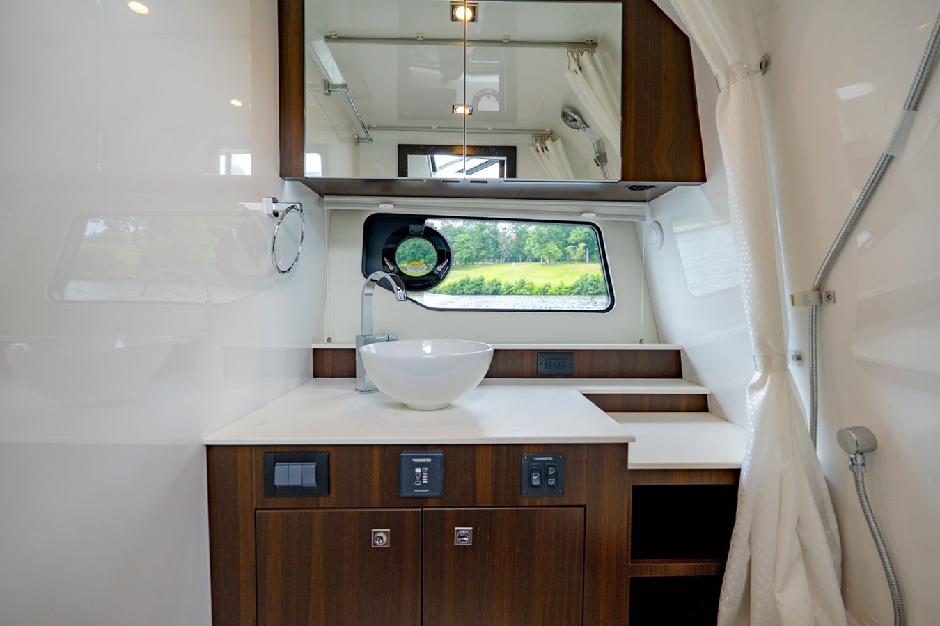 2027 Cruisers Yachts 42 GLS Outboard 45