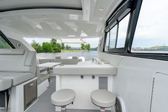 Cruisers Yachts 42 GLS Outboard 33 2027 Cruisers Yachts 42 GLS Outboard 34
