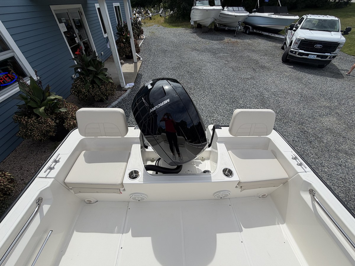 2027 Boston Whaler 190 Montauk 4