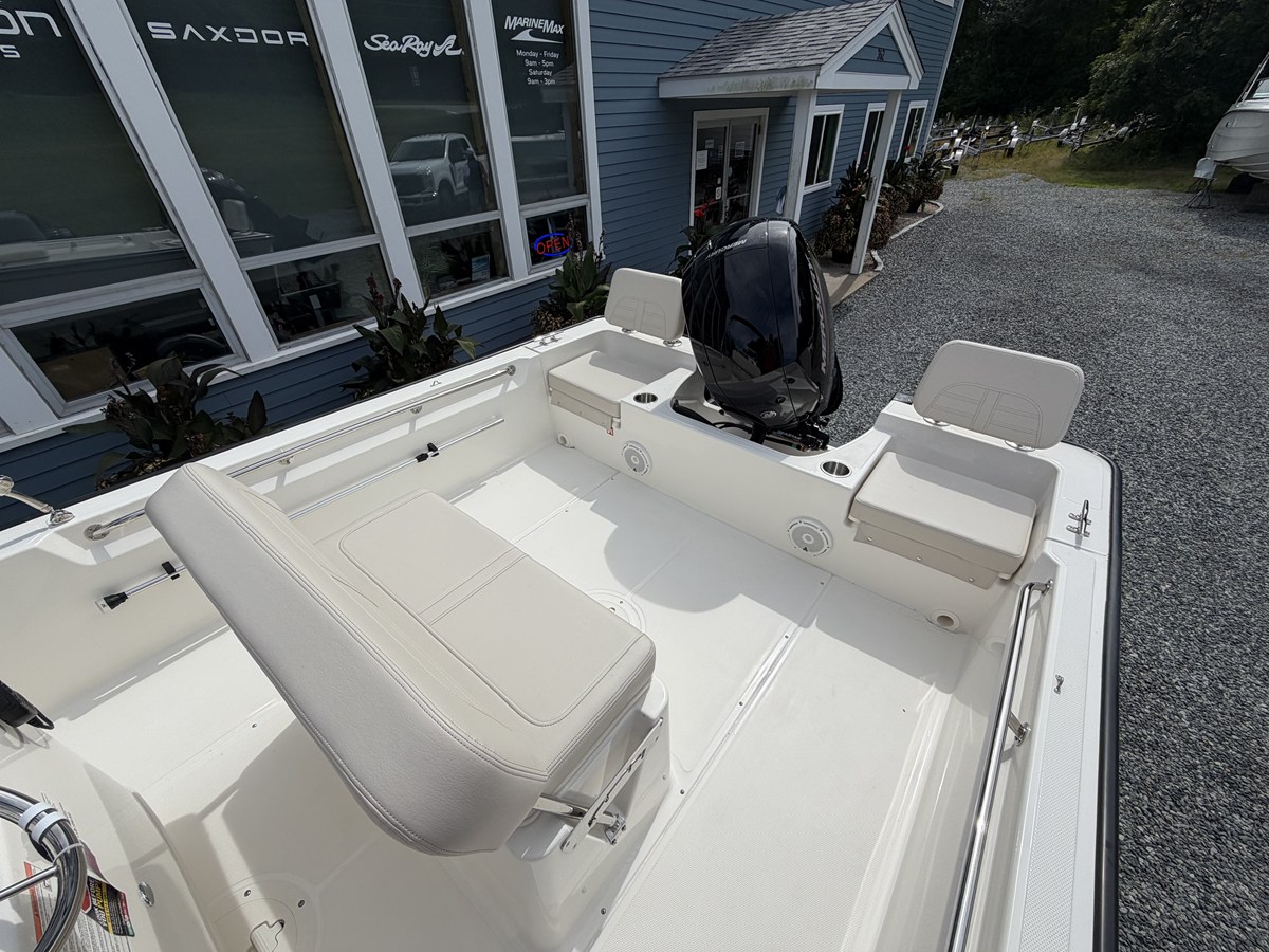 2027 Boston Whaler 190 Montauk 7