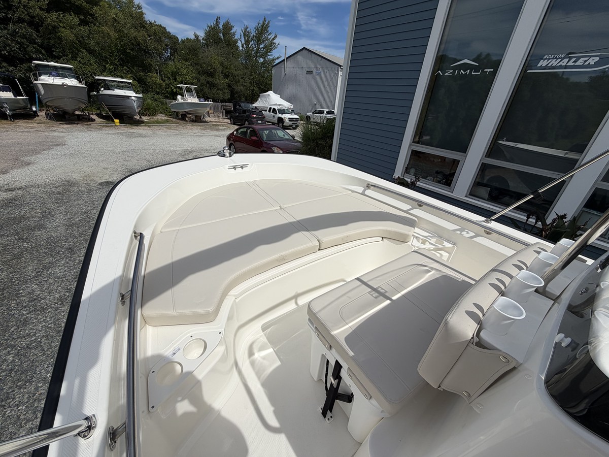 2027 Boston Whaler 190 Montauk 11