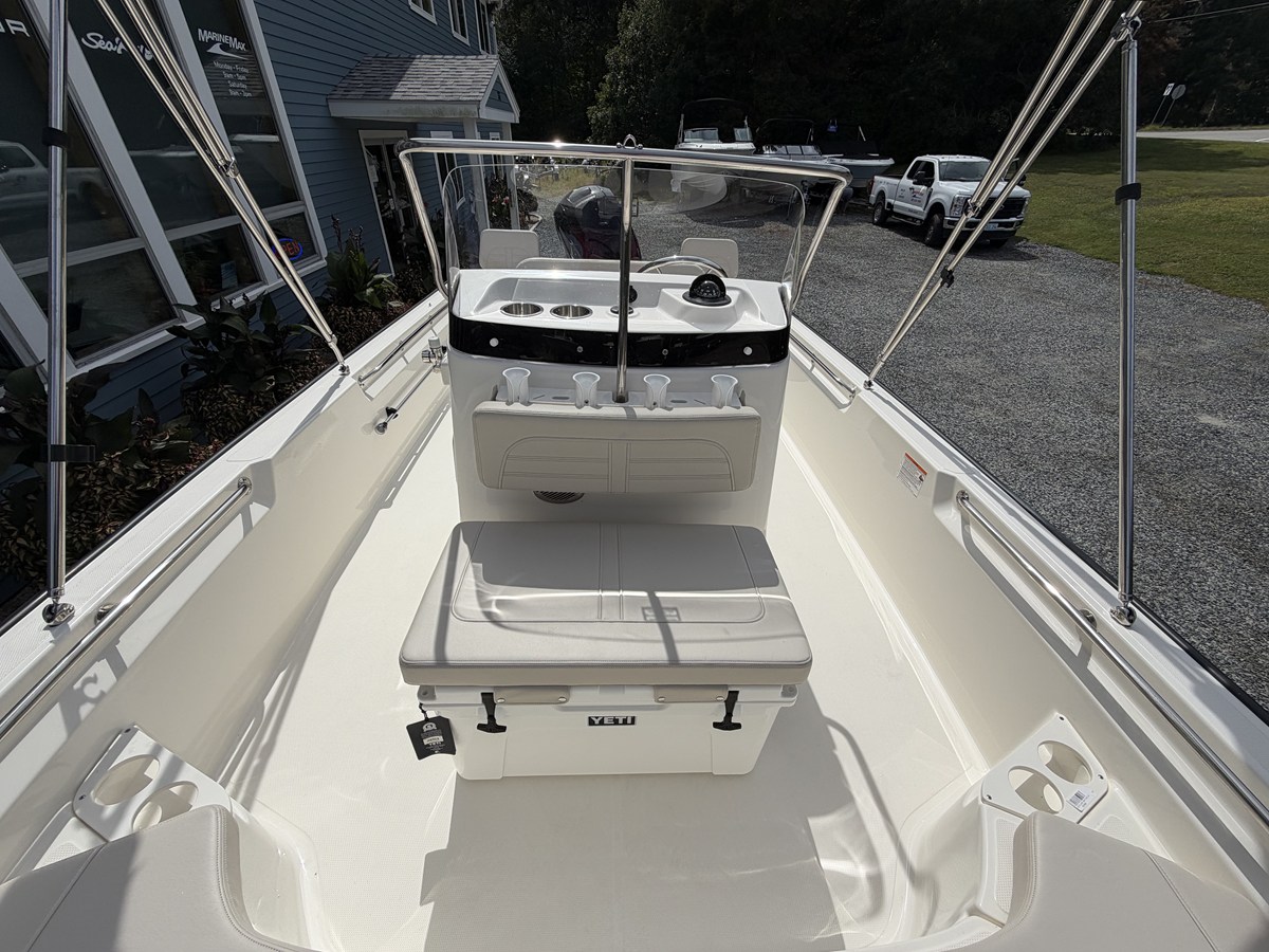 2027 Boston Whaler 190 Montauk 13