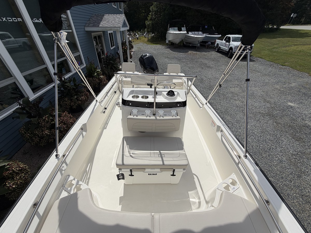 2027 Boston Whaler 190 Montauk 14