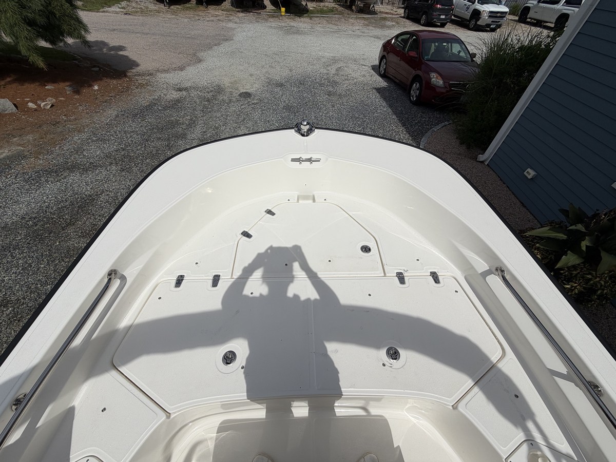 2027 Boston Whaler 190 Montauk 15