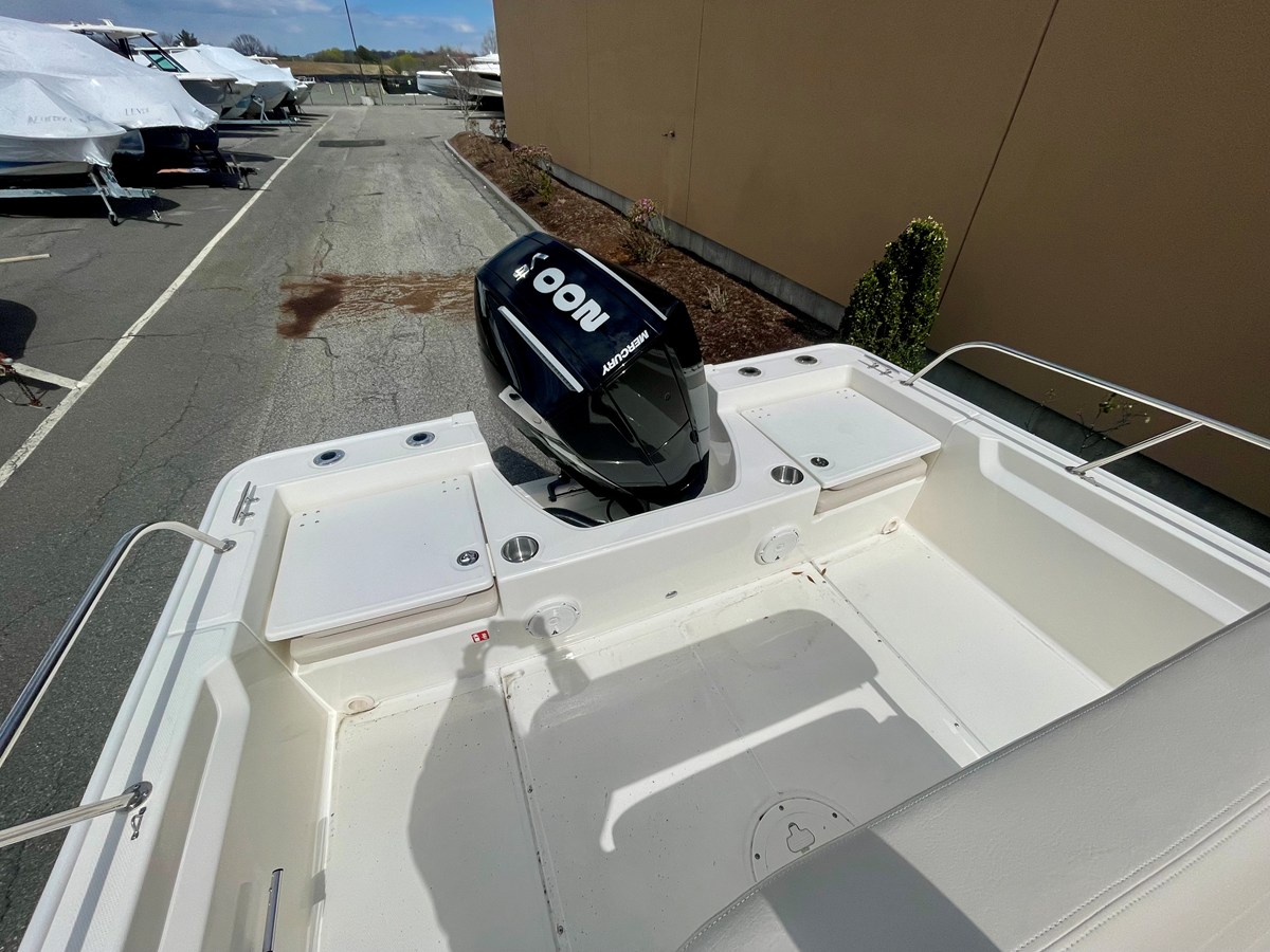 2026 Boston Whaler 210 Montauk 3