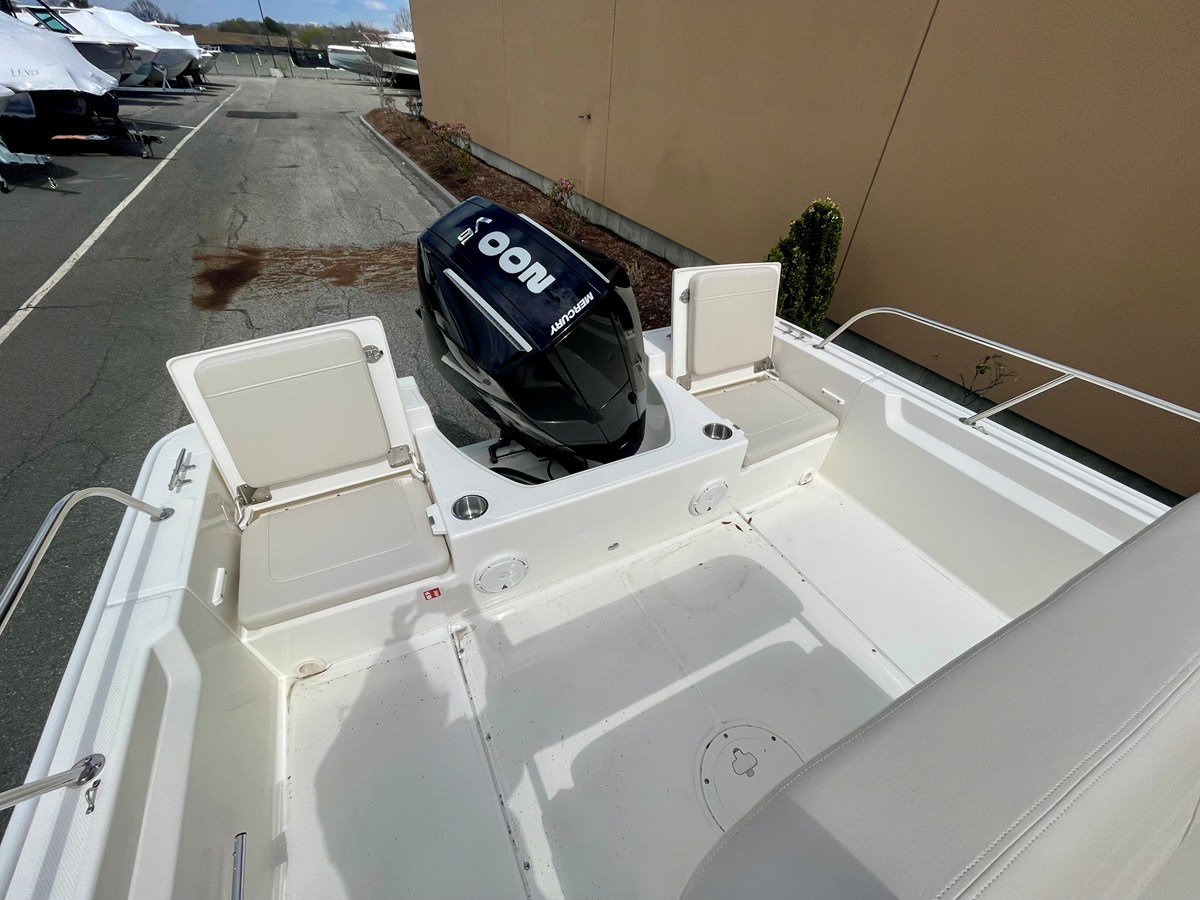 2026 Boston Whaler 210 Montauk 4