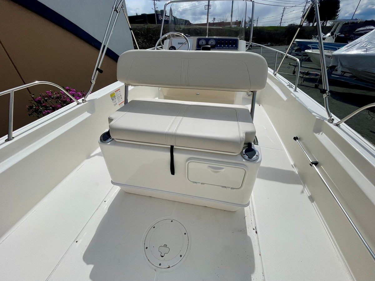 2026 Boston Whaler 210 Montauk 5