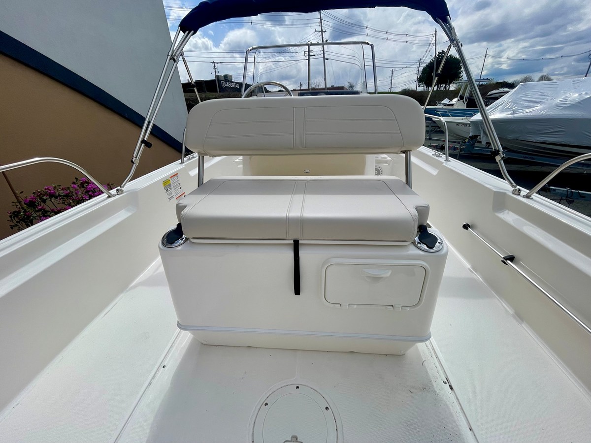 2026 Boston Whaler 210 Montauk 6