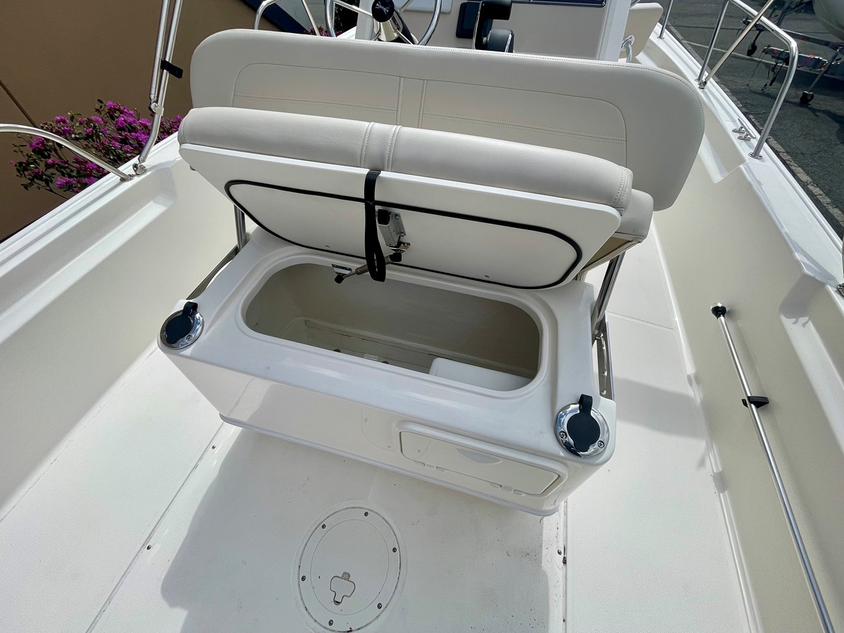 2026 Boston Whaler 210 Montauk 7