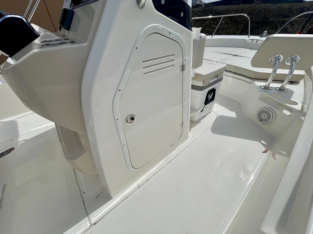 2026 Boston Whaler 210 Montauk 11