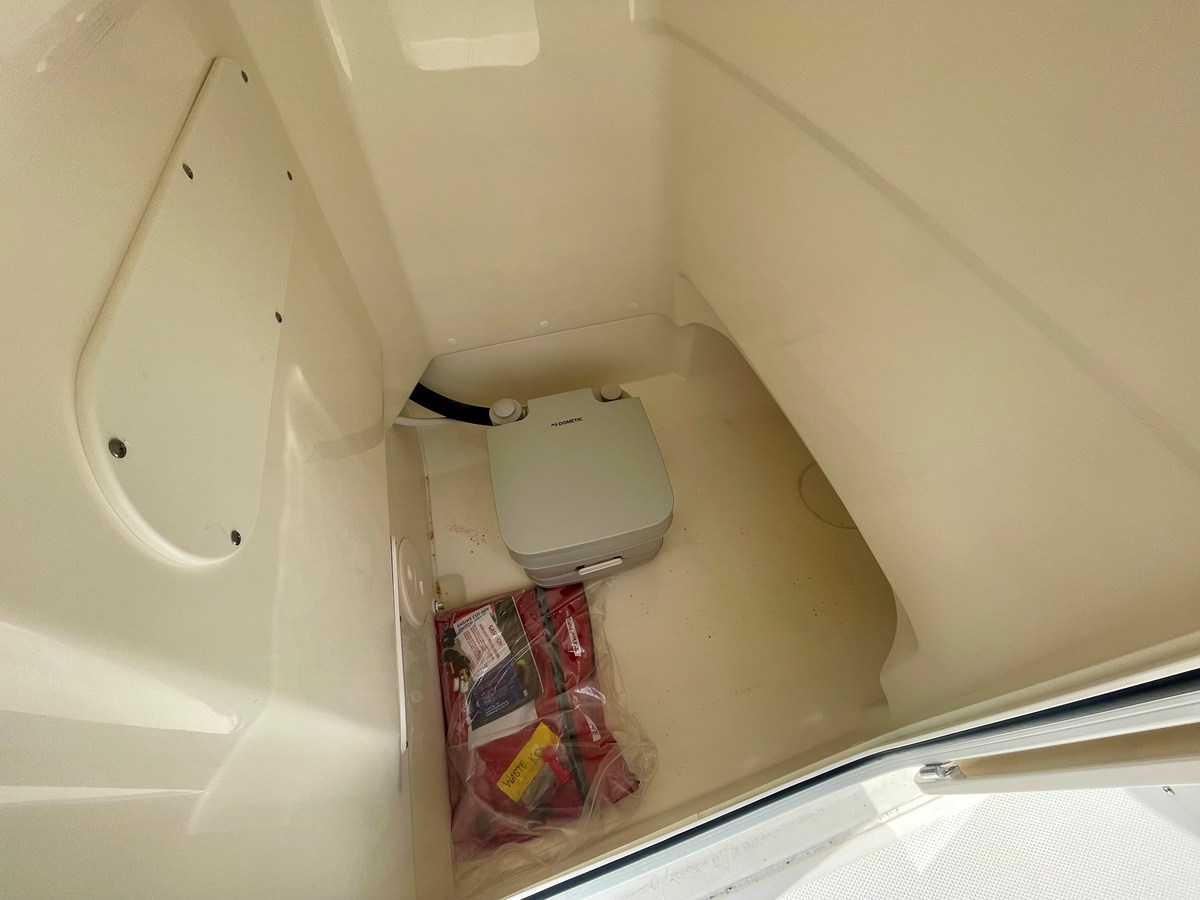 2026 Boston Whaler 210 Montauk 12