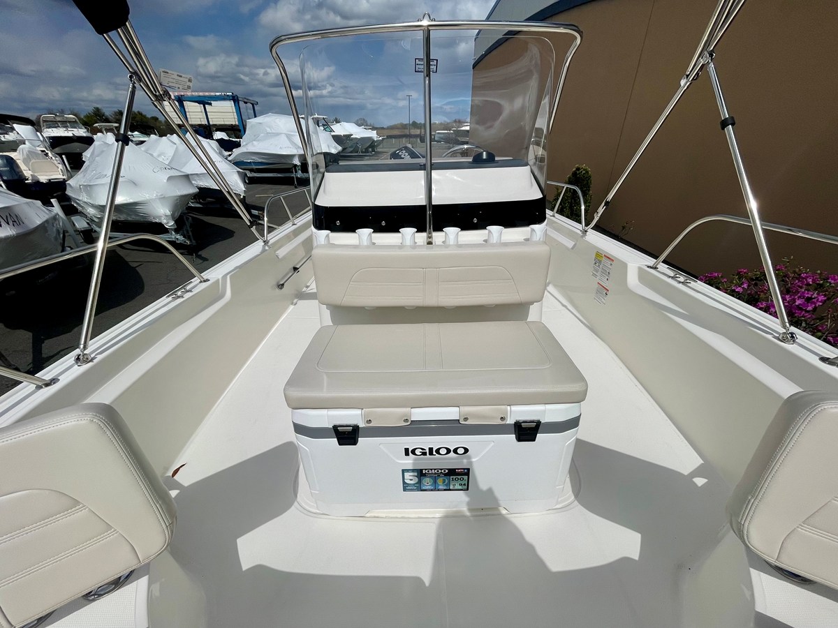 2026 Boston Whaler 210 Montauk 14