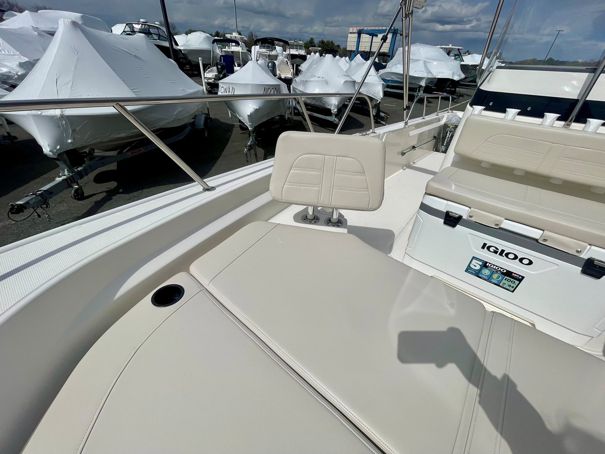 2026 Boston Whaler 210 Montauk 15