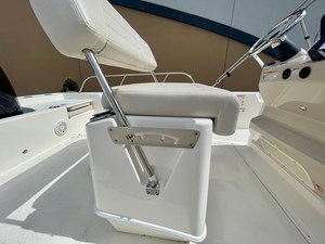 2026 Boston Whaler 210 Montauk 9